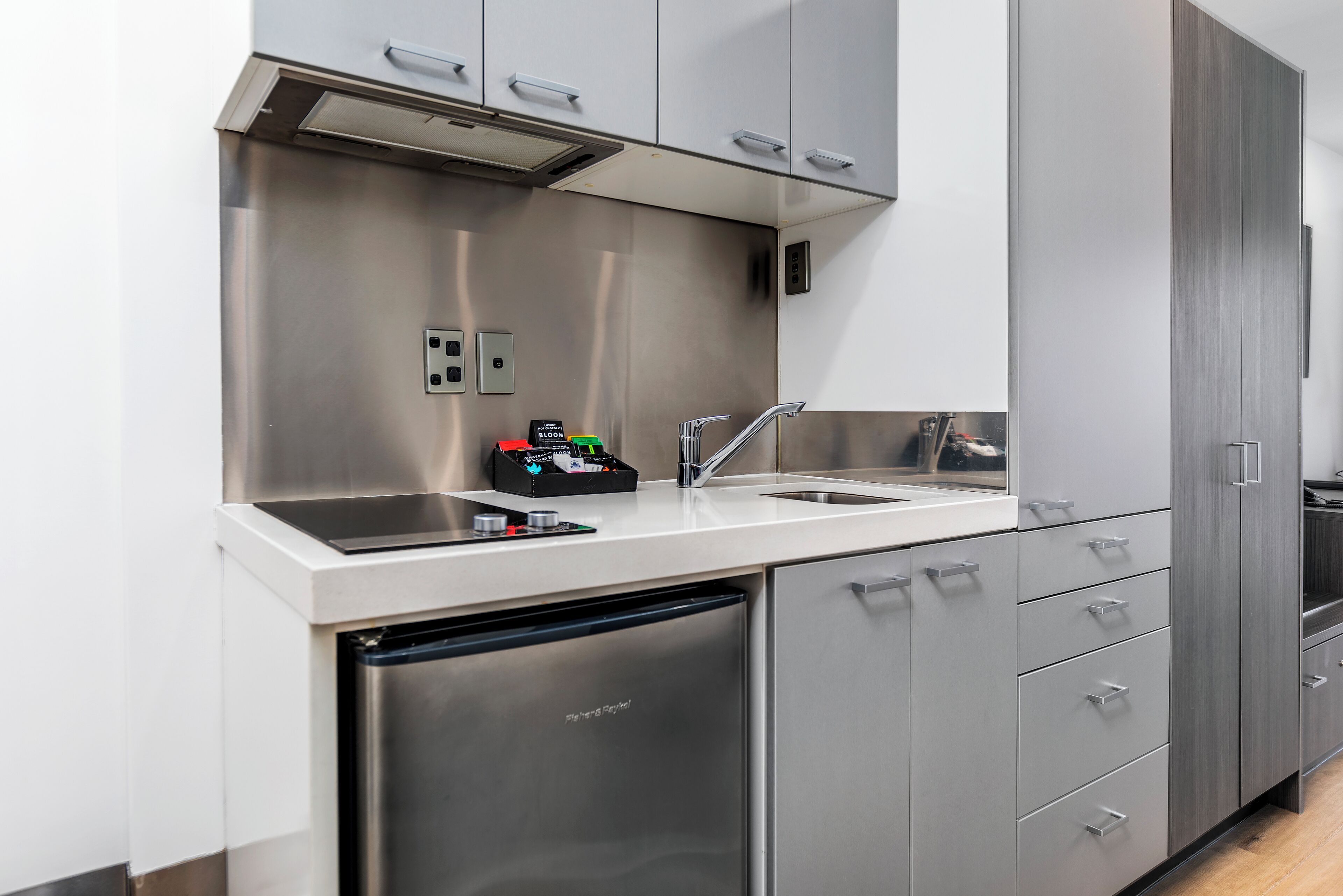 Una cocina moderna con electrodomésticos de acero inoxidable, lavavajillas y pileta.