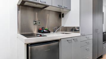 Una cocina moderna con electrodomésticos de acero inoxidable, lavavajillas y pileta.