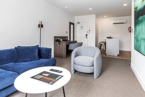 Standard-Apartment, 1 Schlafzimmer | Wohnbereich | Flachbildfernseher, DVD-Player, iPod-Dockingstation