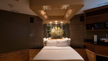 Suite estándar, 1 cama Queen size, para no fumadores (Adults Only) | Ropa de cama de alta calidad y escritorio