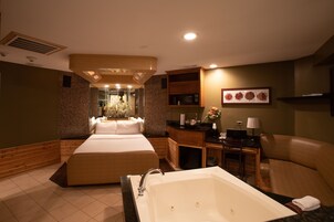 标准套房, 1 张大床, 无烟房 (Adults Only) | 高档床上用品、办公桌、熨斗/熨衣板、免费 WiFi