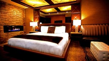 Habitación, 1 cama King size | Ropa de cama de alta calidad y escritorio