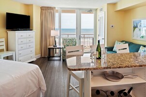 Televisión, reproductor de DVD, mesa de ping pong, libros