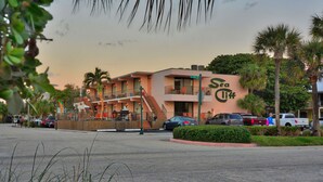 A hotel with a sign reading "Sea Cliff" and a staircase leading to the entrance. - Sea Cliff Motel (Lauderdale-by-the-Sea)