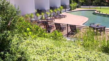 2 piscines extérieures, chaises longues