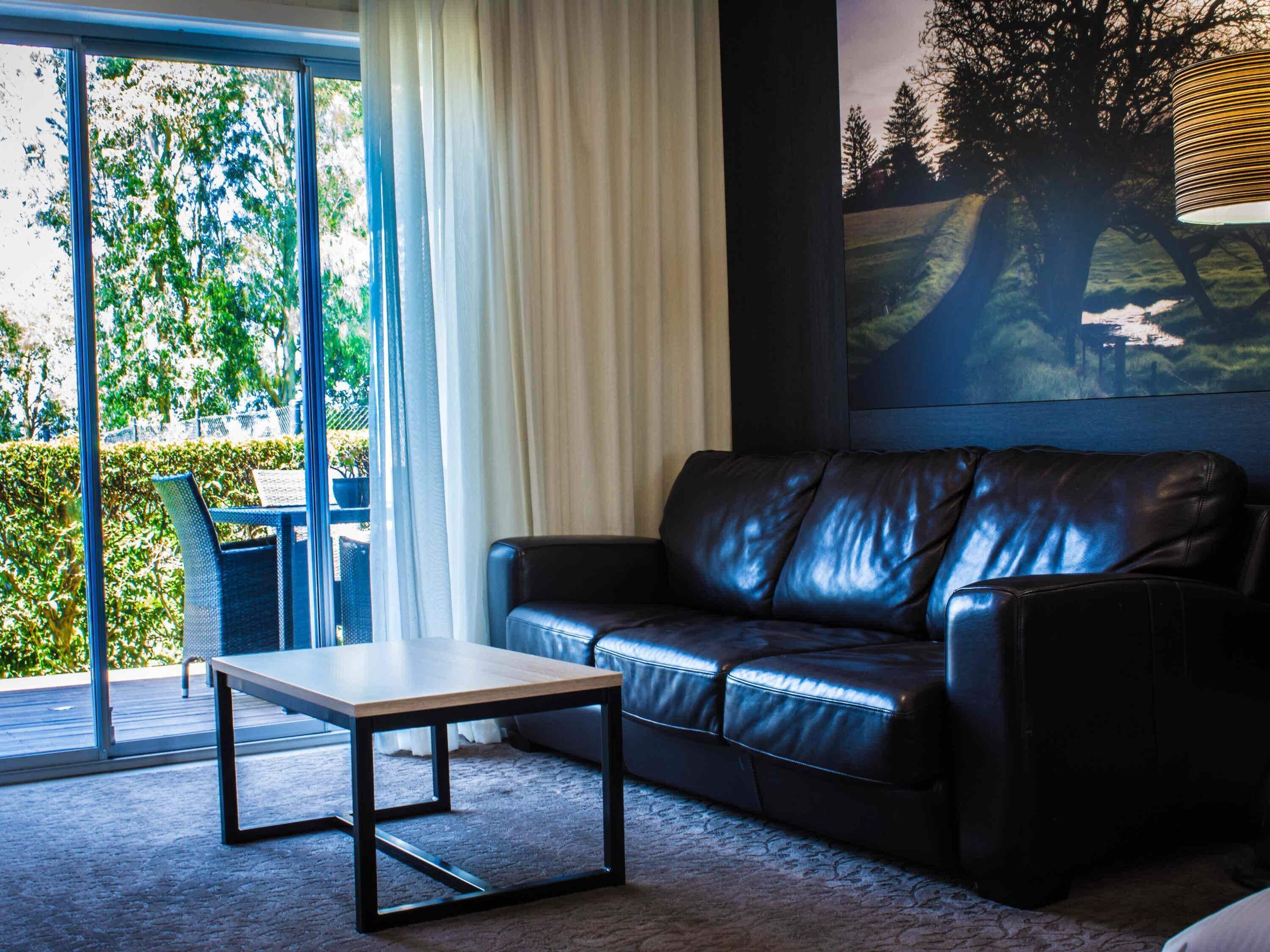 Luxe beddengoed, een strijkplank/strijkijzer, babybedden (toeslag)