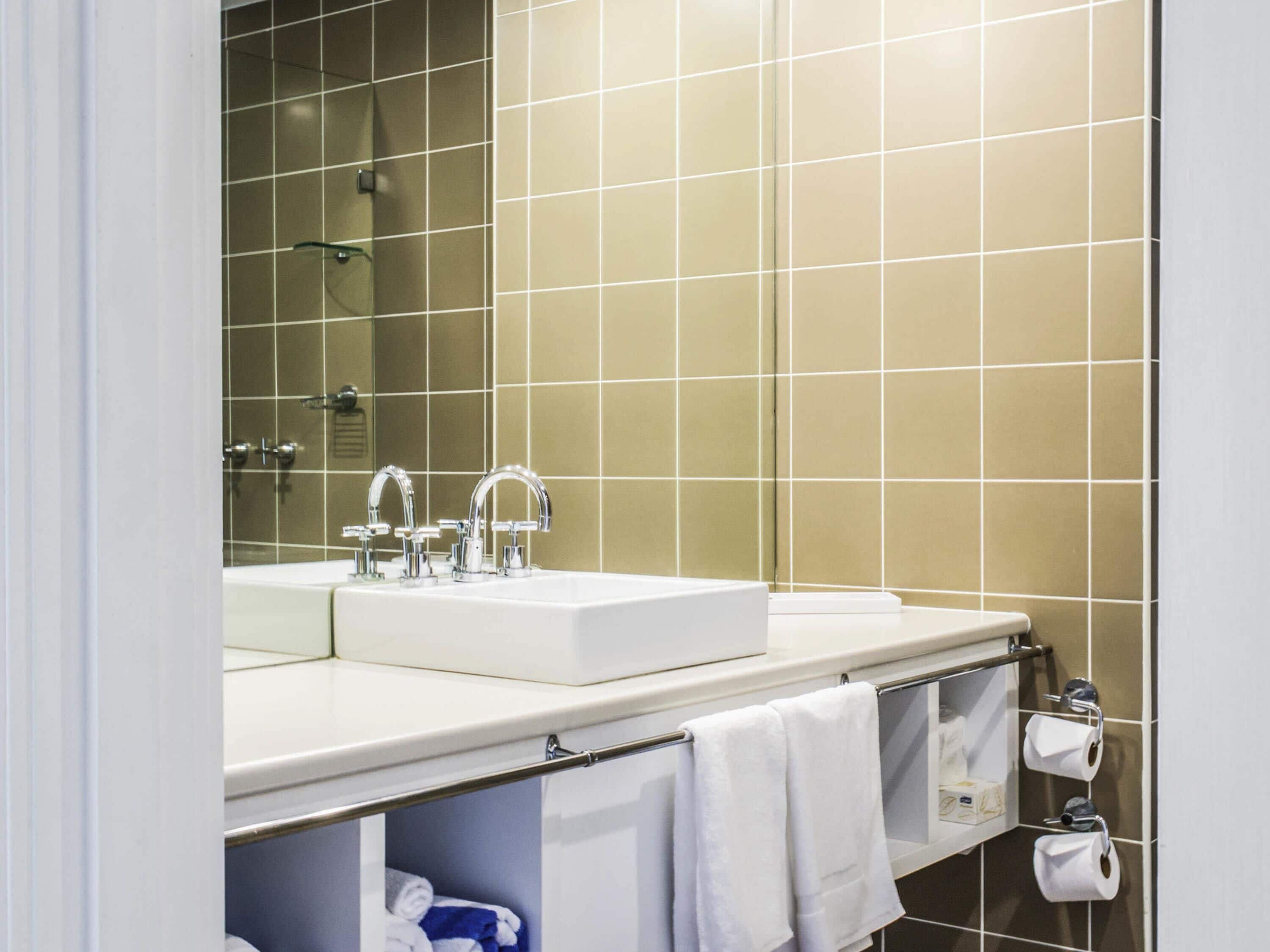 Literie de qualité, fer et planche à repasser, lit de bébé (supplément)