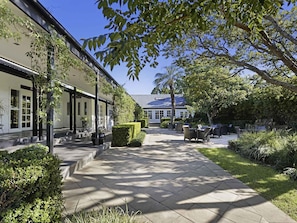 المنشأة من الخارج