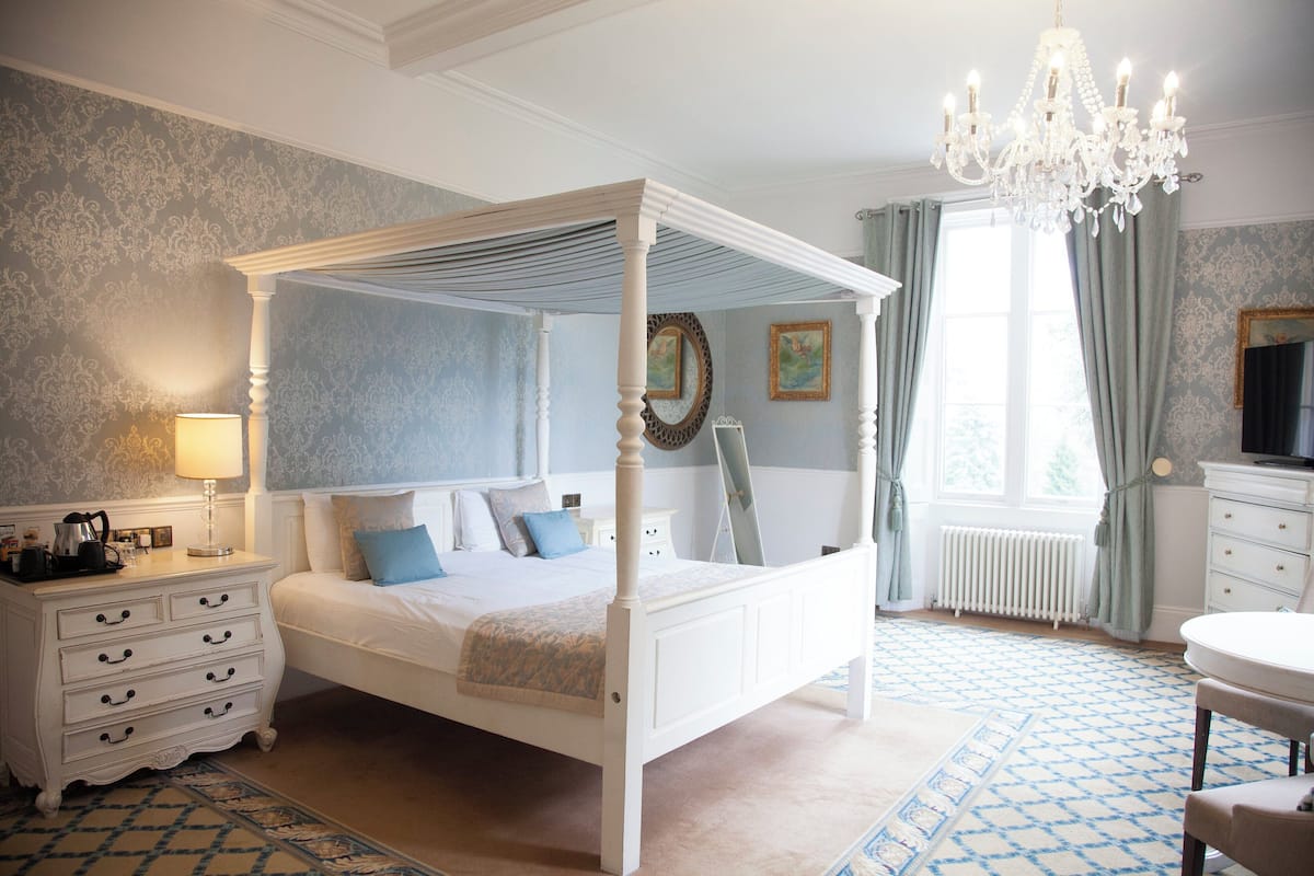 four poster room | in-room safe, individually furnished, desk, iron/ironing board