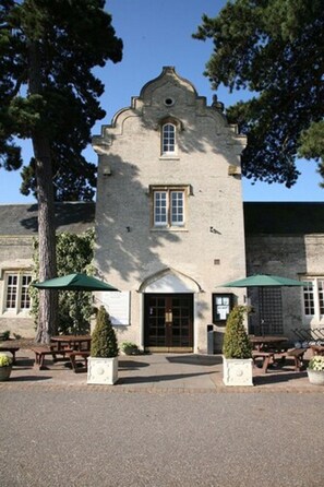 Property entrance - Shendish Manor Hotel & Golf Course (Hemel Hempstead)