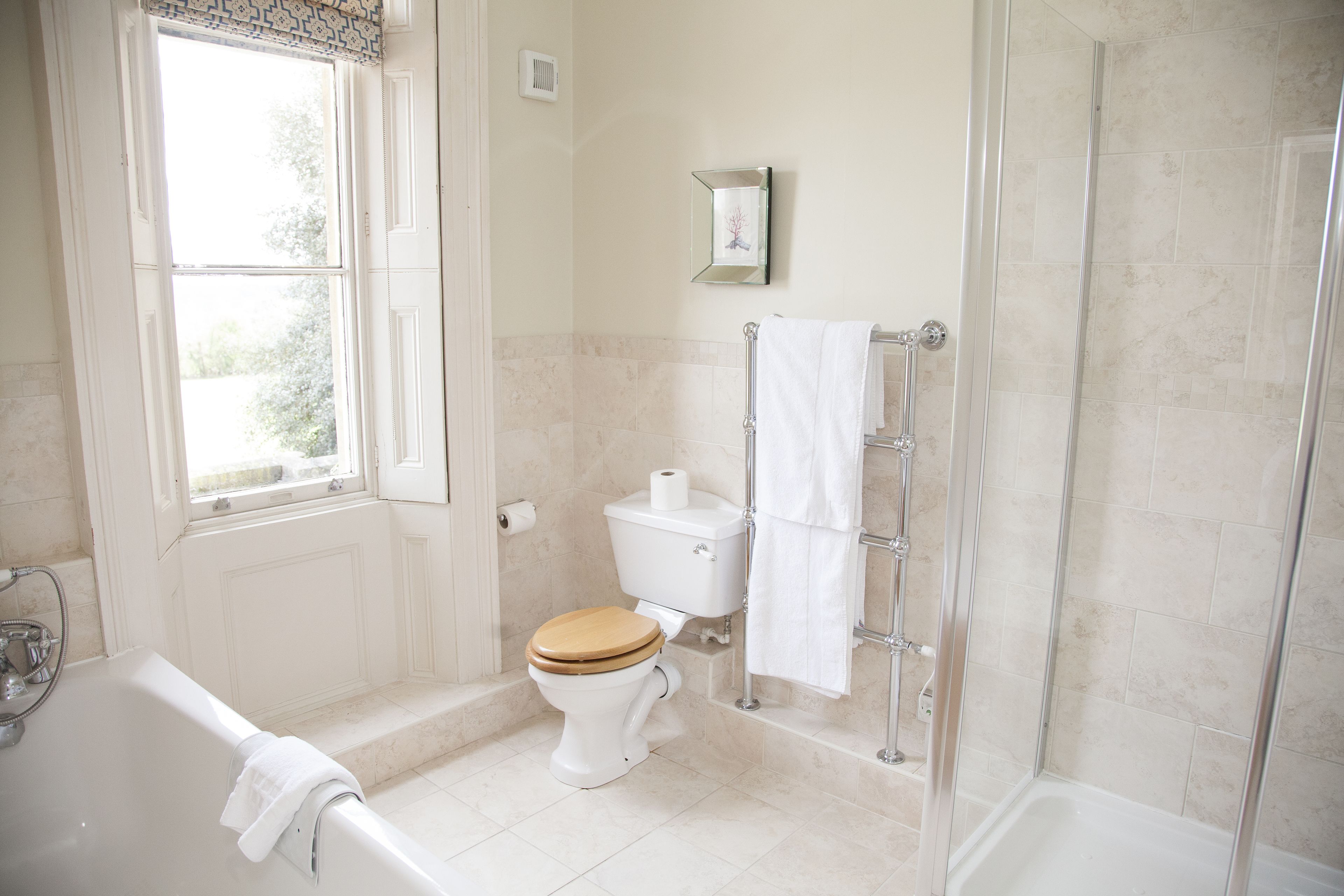 Ein Badezimmer mit Badewanne, Toilette und Dusche.