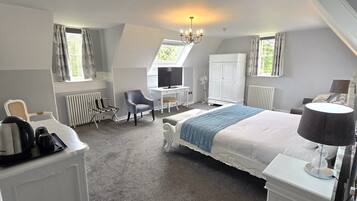 Superior Double Room | In-room safe, individually furnished, desk, iron/ironing board