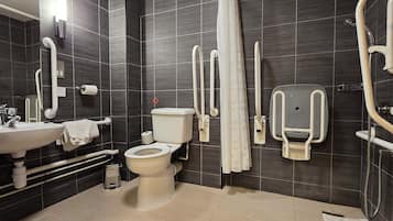 Un baño moderno con inodoro, lavabo y ducha.