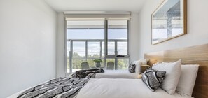 Two Bedroom Apartment | Meja, ruang kerja komputer riba, seterika/papan seterika 