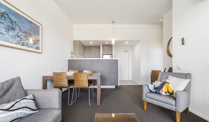 Two Bedroom Apartment | Ruang tamu | 32 inci televisyen LCD dengan kabel, TV 