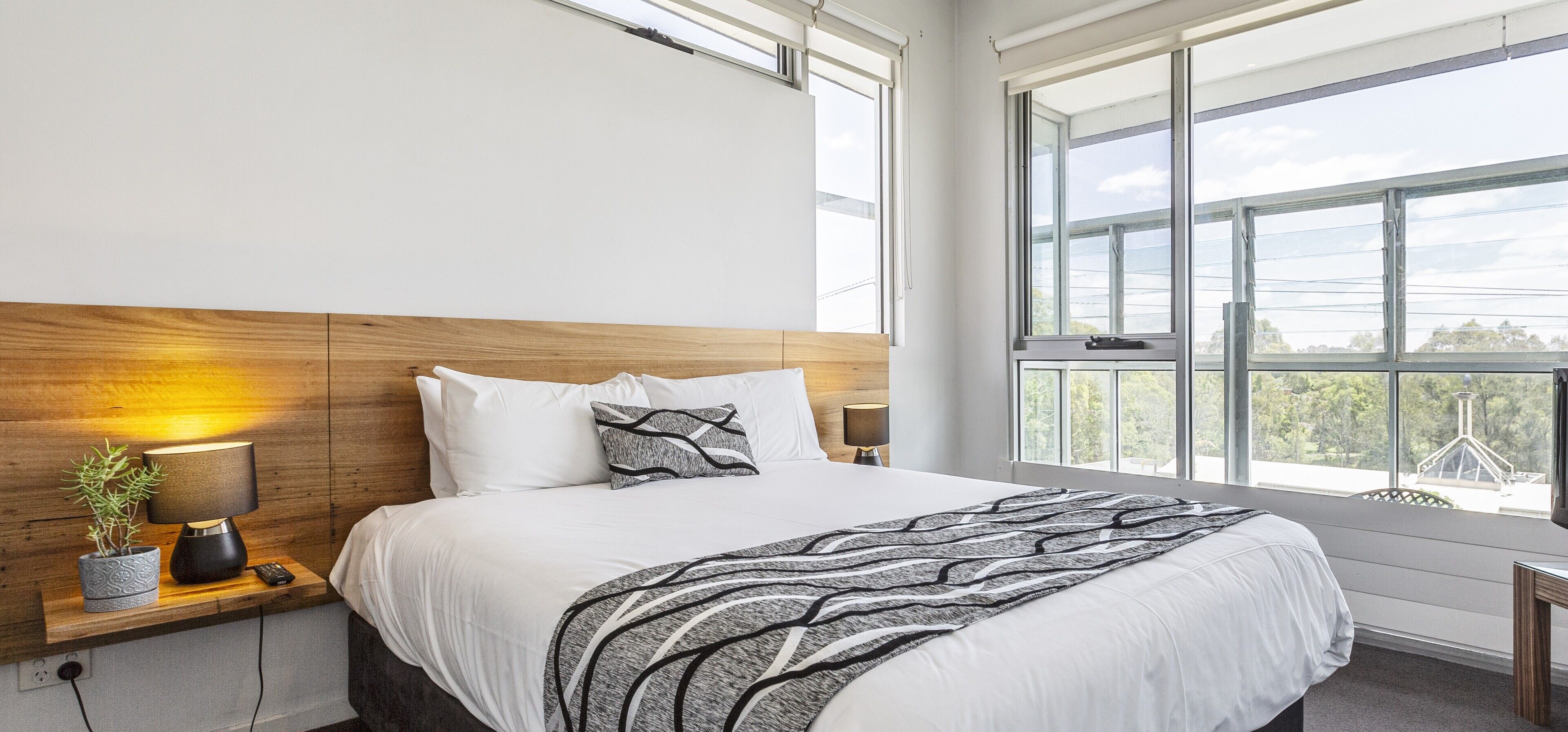 Two Bedroom Apartment | Escrivaninha, espaço de trabalho para notebook