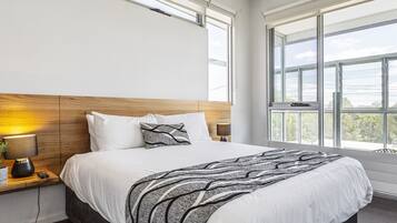 Two Bedroom Apartment | Escrivaninha, espaço de trabalho para notebook