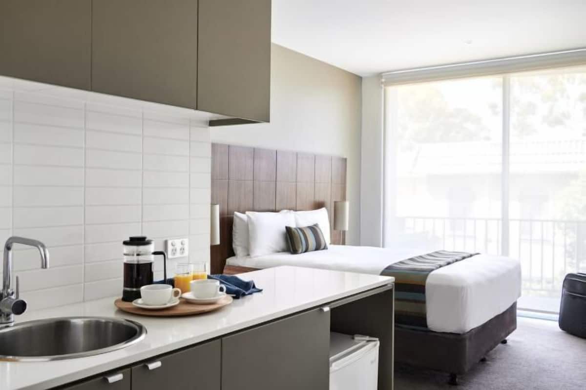 2 habitaciones, escritorio y espacio para trabajar con laptop