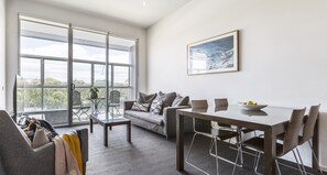 Two Bedroom Apartment | 起居区 | 32-英寸液晶电视 （配备有线频道）、电视