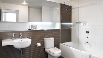 Douche, articles de toilette (gratuits), séchoir à cheveux
