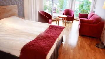 1 室のベッドルーム、セーフティボックス (室内)、デスク、遮光カーテン