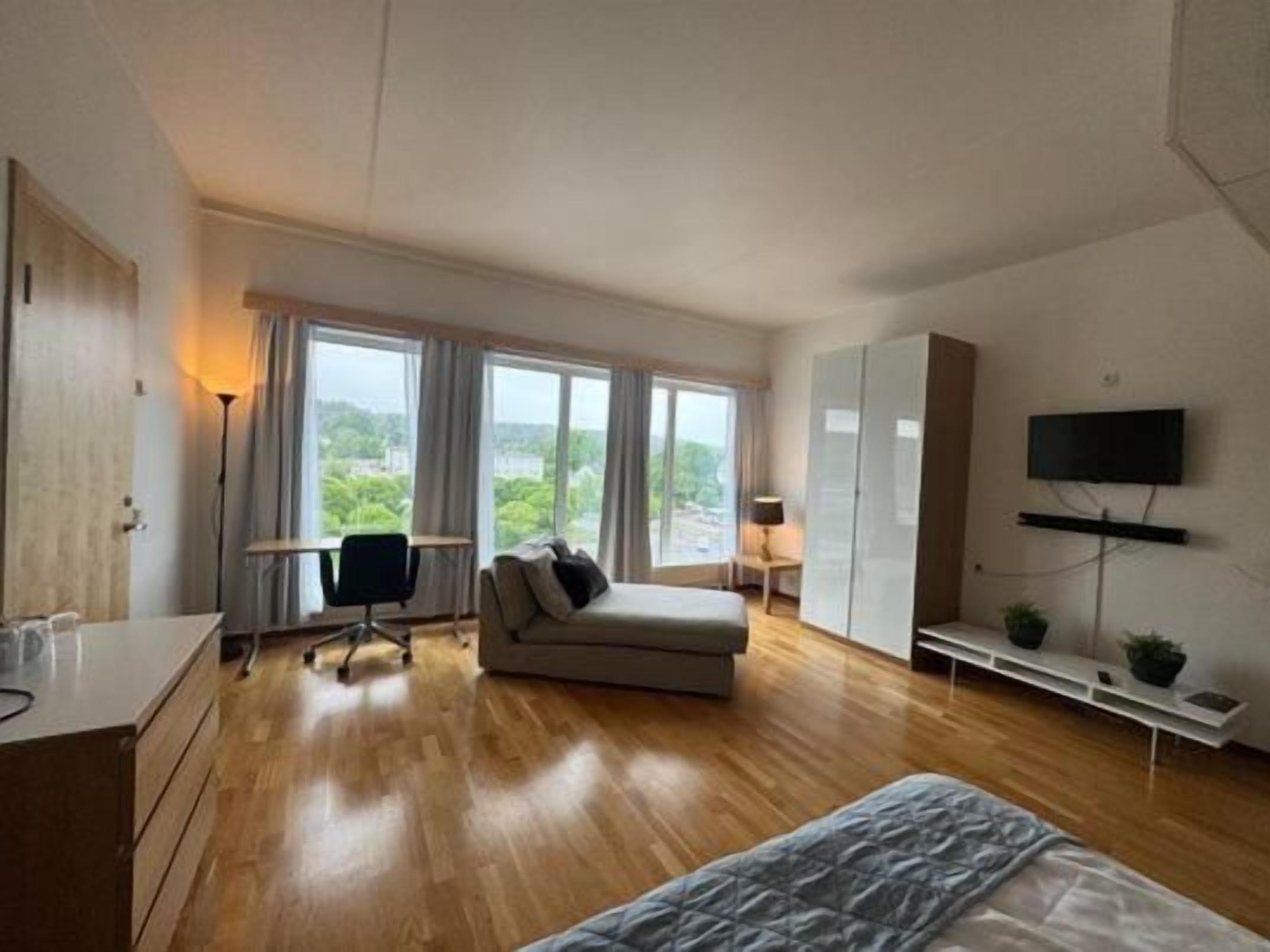 Zimmersafe, Schreibtisch, Verdunkelungsvorhänge, schallisolierte Zimmer