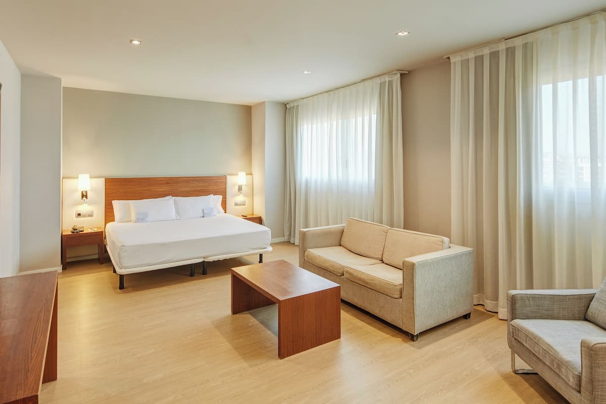 Minibar, in-room safe, soundproofing, free WiFi