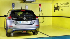 A silver LEAF electric car charging at a station in a yellow-walled parking area with a sign reading 'Sercotel 365 Responsabilidad social.' - Hotel Sercotel Ciutat de Montcada (Montcada I Reixac)