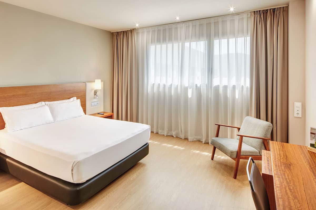 Minibar, in-room safe, soundproofing, free WiFi