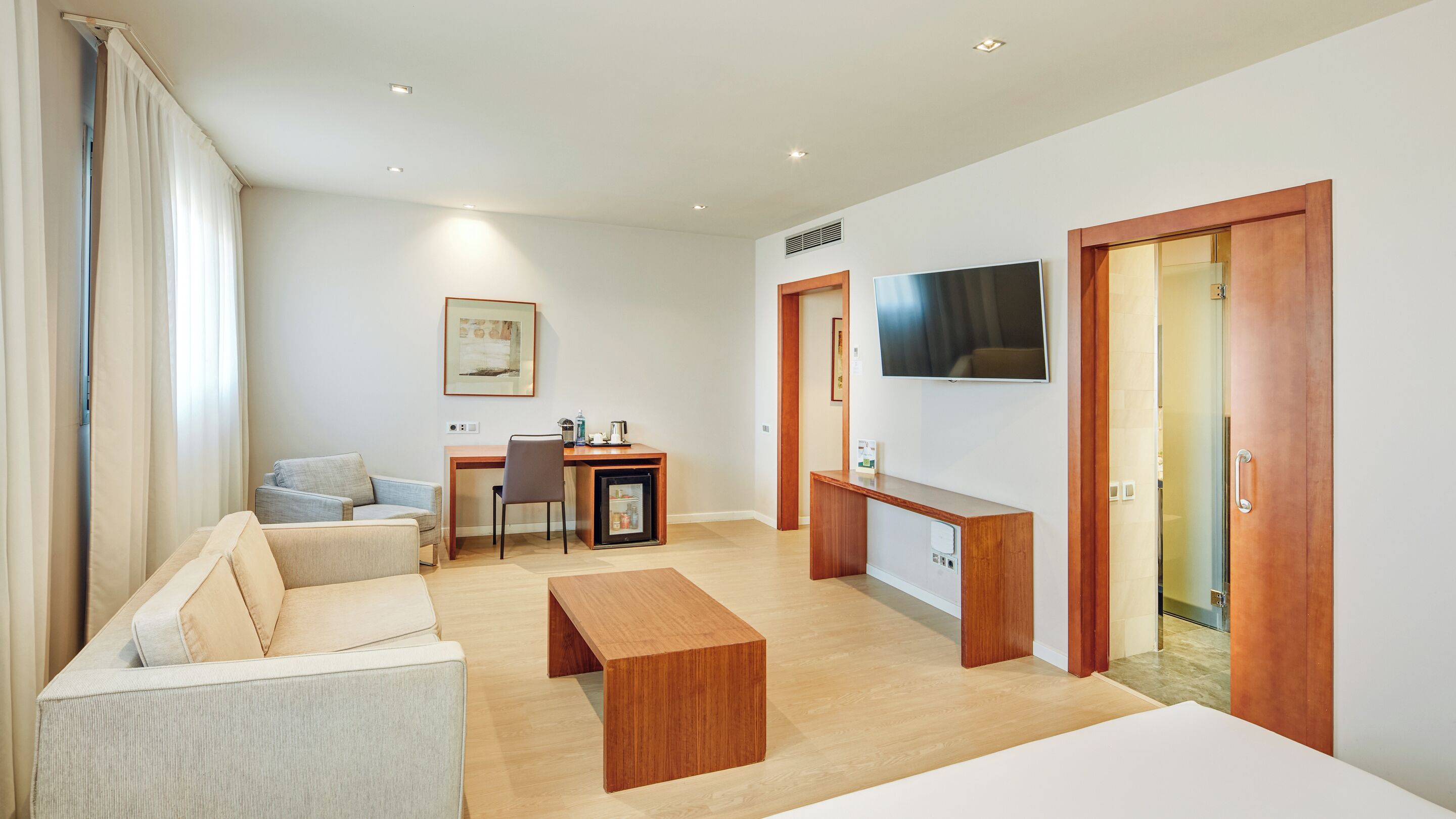 Junior suite | Een minibar, een kluis op de kamer, geluiddichte muren, gratis wifi