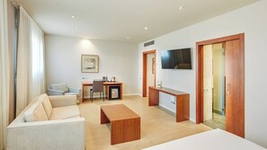 Suite – junior | Minibar, safe på rommet, lydisolert og wi-fi (inkludert)