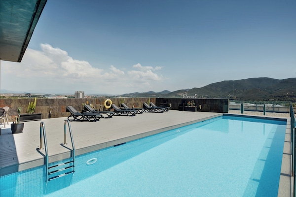 Piscine extérieure en saison, chaises longues