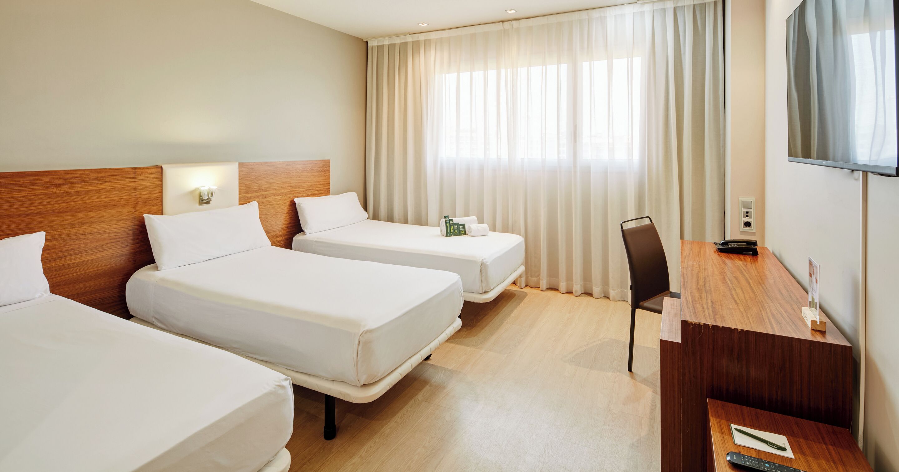 Classic Twin Room (con Cama Extra) | Minibar, in-room safe, soundproofing, free WiFi