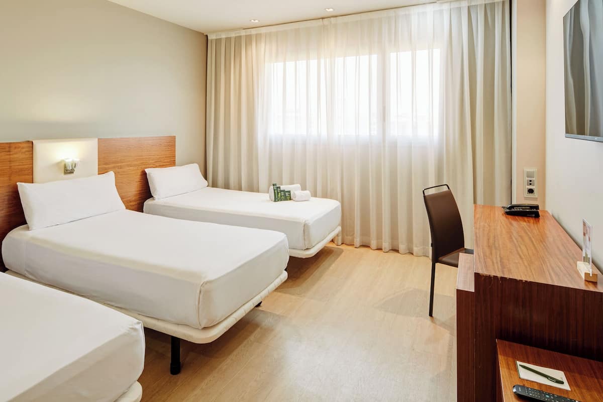 Classic Twin Room (con Cama Extra) | Minibar, in-room safe, soundproofing, free WiFi