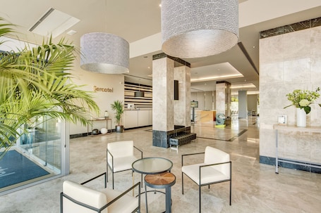 Recepción. Hotel Sercotel Ciutat de Montcada