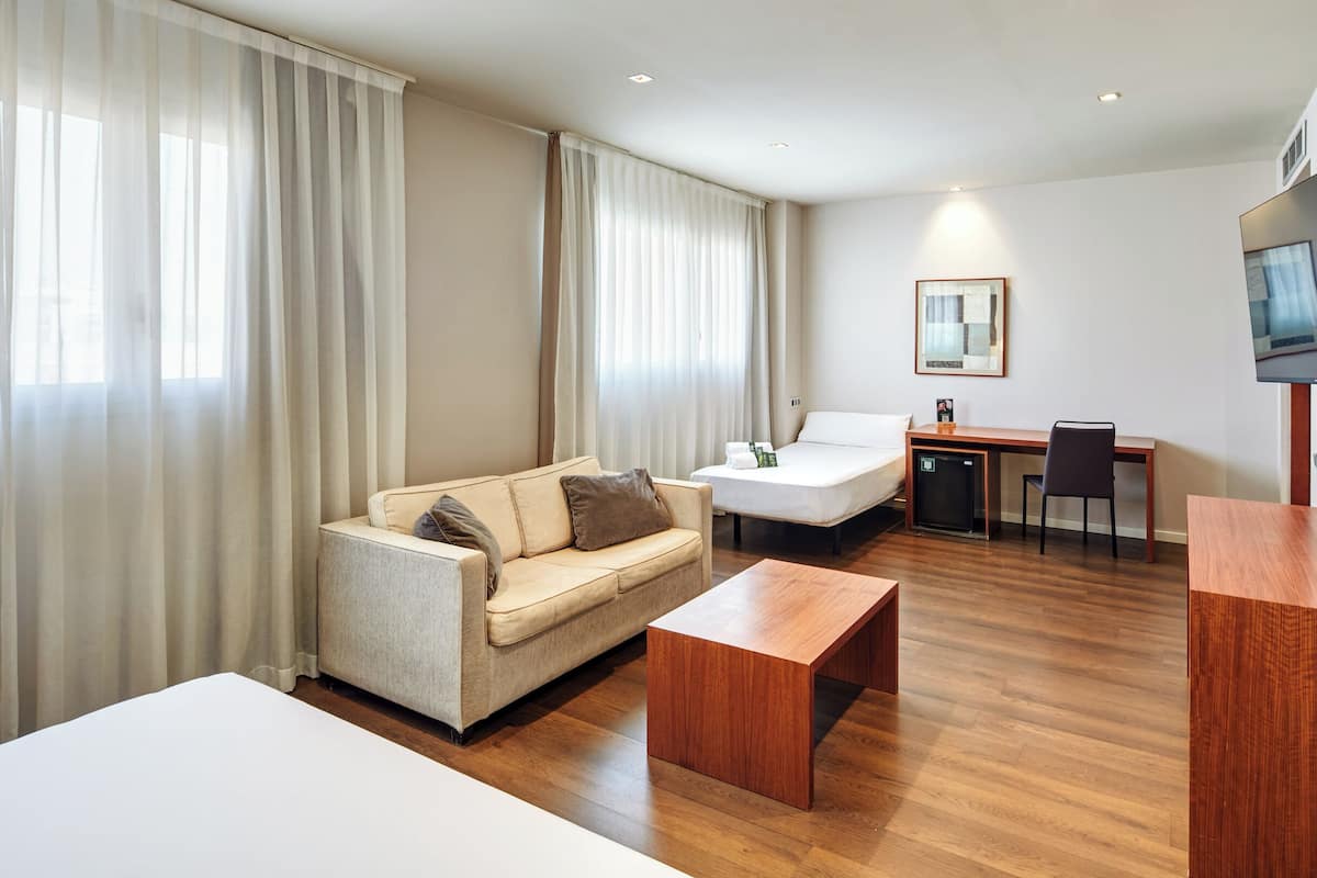 Minibar, in-room safe, soundproofing, free WiFi