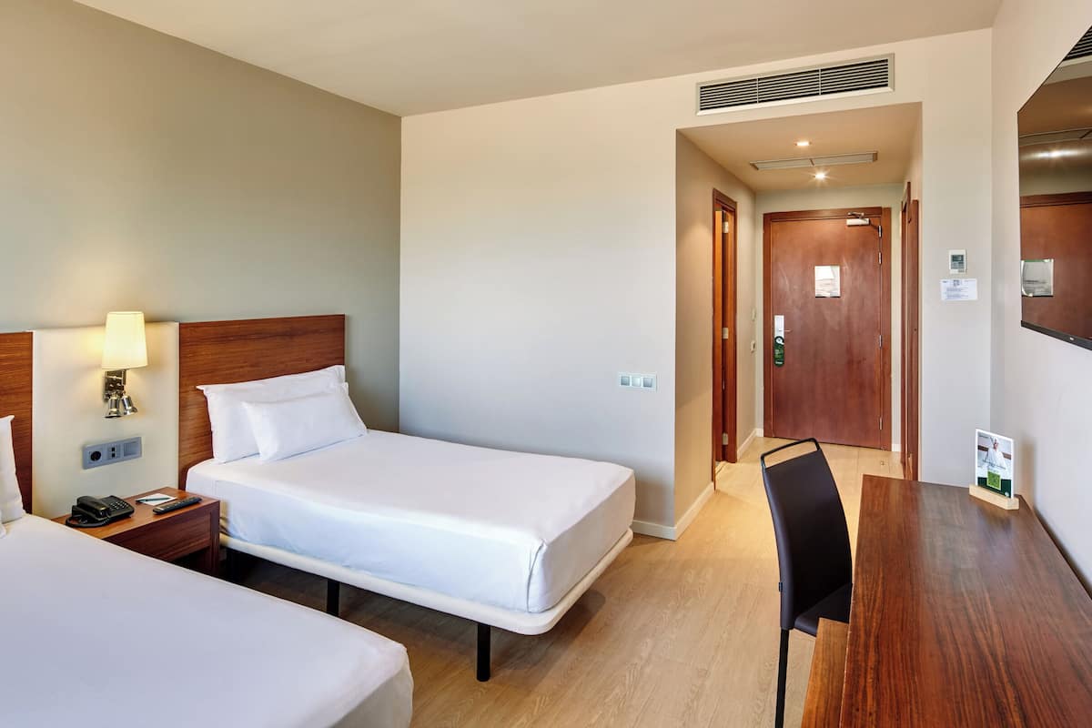 Minibar, in-room safe, soundproofing, free WiFi