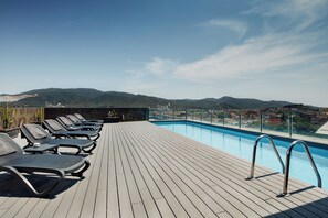 Outdoor pool, pool loungers - Hotel Sercotel Ciutat de Montcada (Montcada I Reixac)