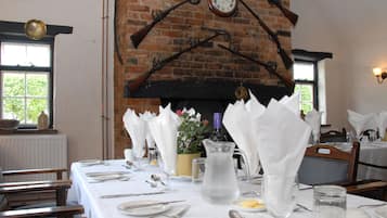 Daily full breakfast (GBP 9.00 per person)