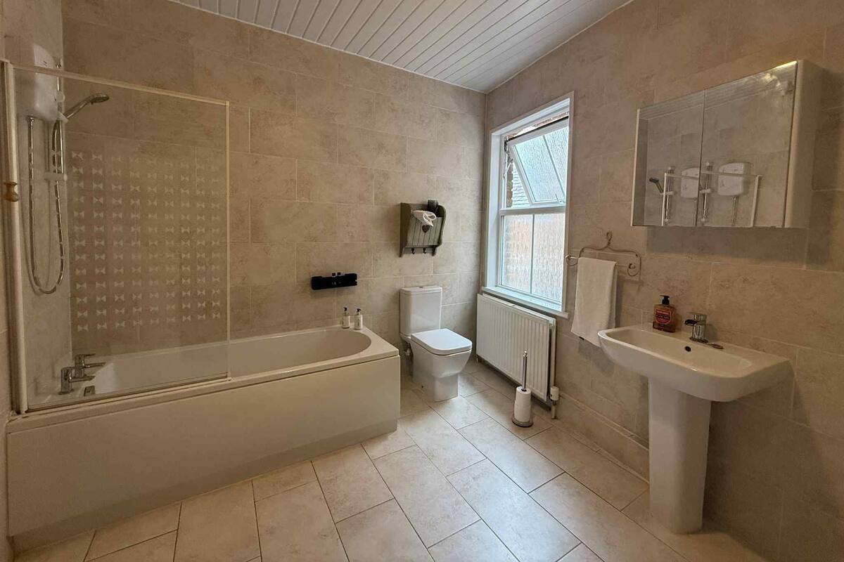 Un baño moderno con bañera, inodoro y lavamanos.