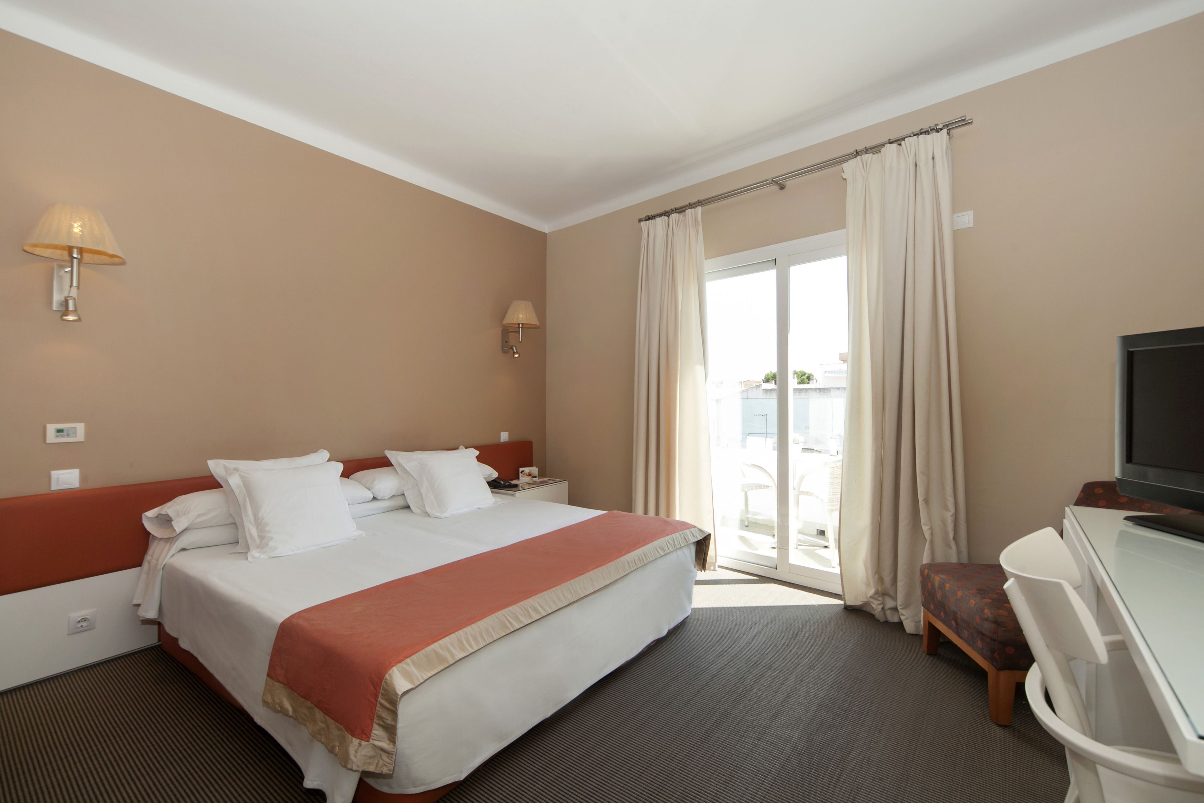 double room, balcony | 1 bedroom, in-room safe, soundproofing, free wifi