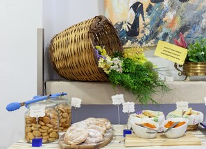 Petit déjeuner buffet (14 EUR par personne)