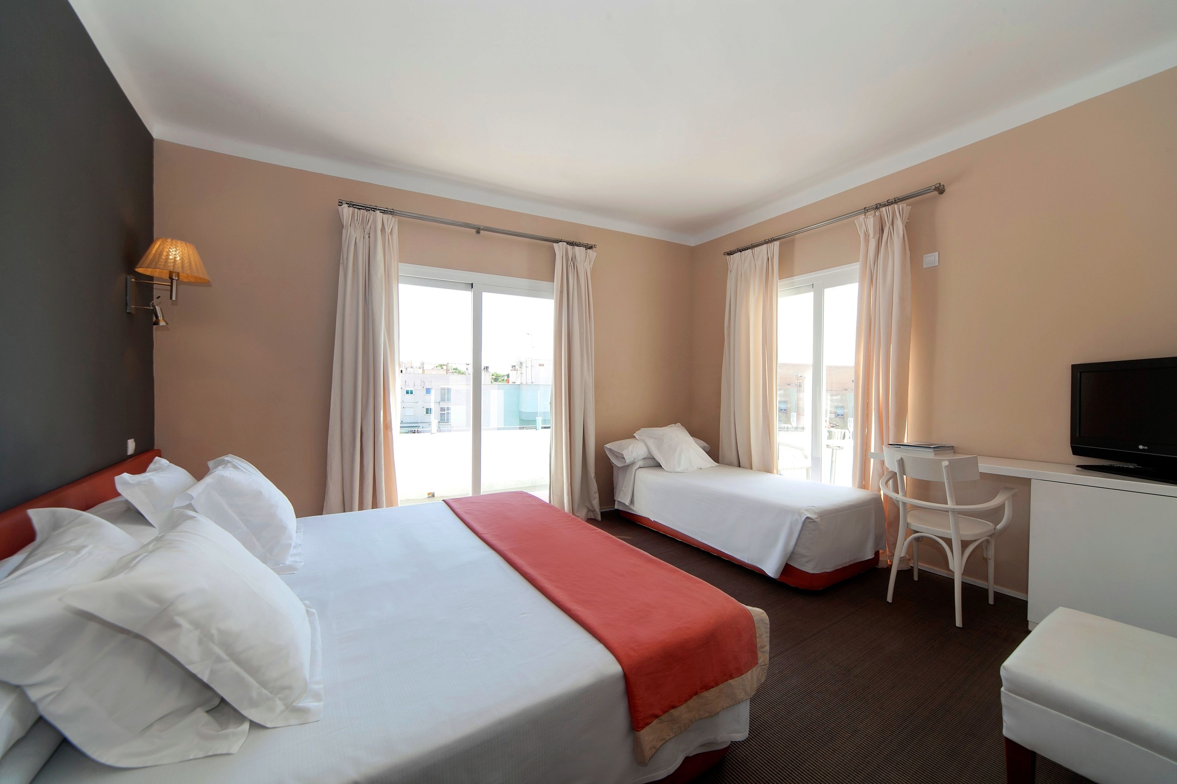 triple room | 1 bedroom, in-room safe, soundproofing, free wifi