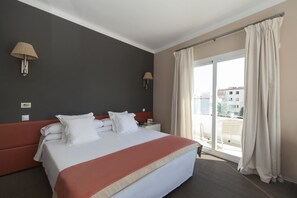 Quarto casal, sacada | Cofres nos quartos, quartos à prova de som, Wi-Fi de cortesia