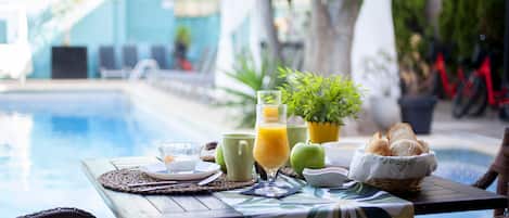 Petit déjeuner buffet (14 EUR par personne)