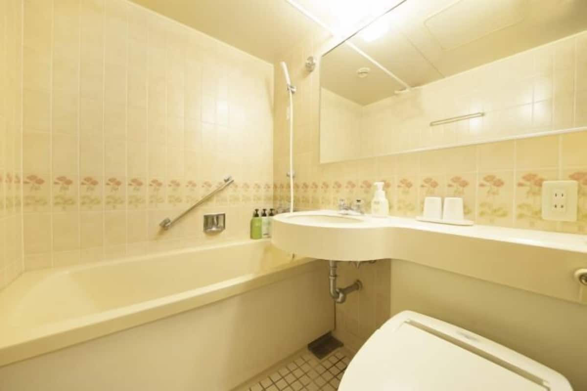 Bathroom | Combined shower/tub, free toiletries, hair dryer, bathrobes