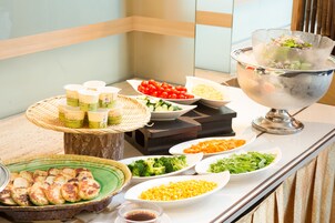 Café da manhã com buffet todos os dias mediante uma taxa