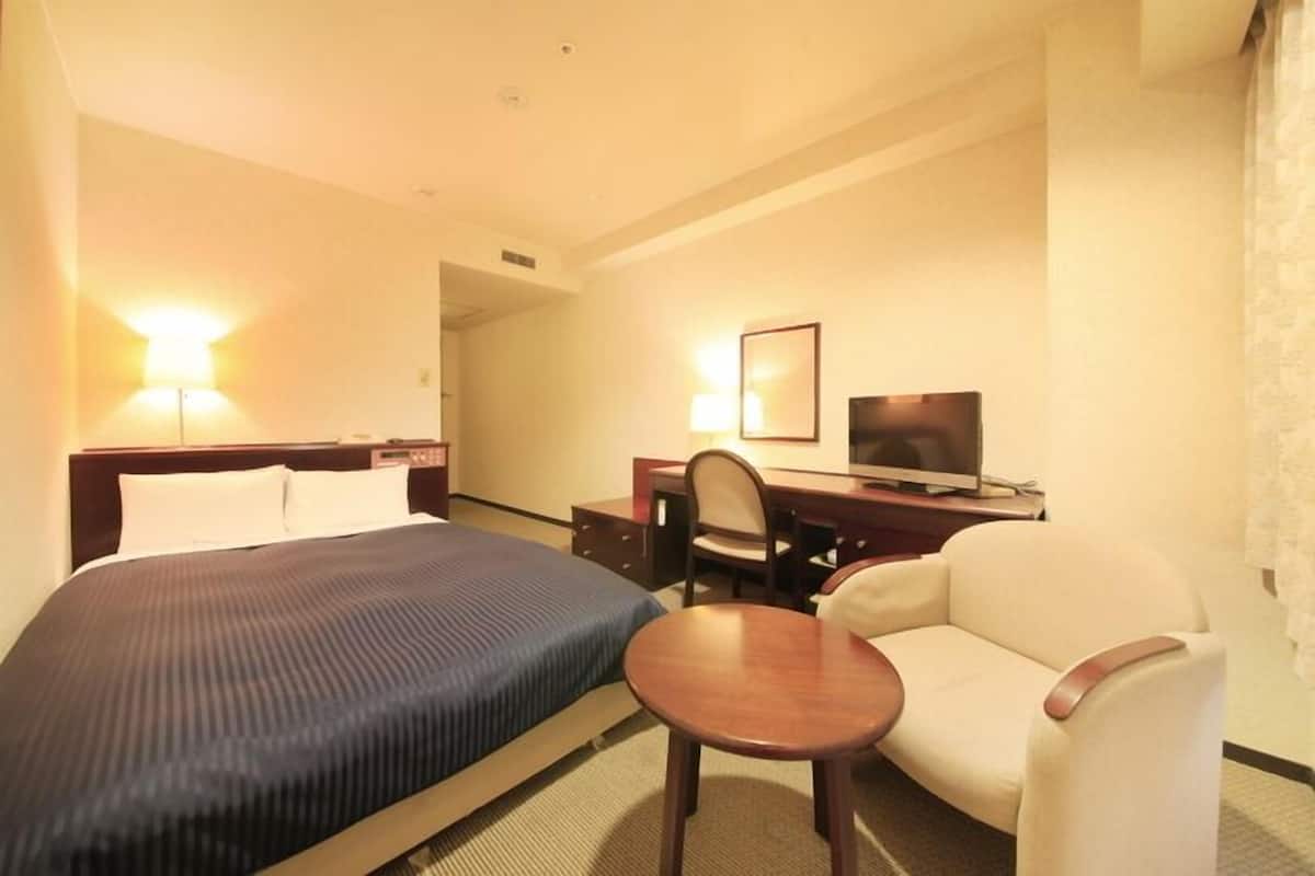 Desk, blackout drapes, free WiFi, bed sheets