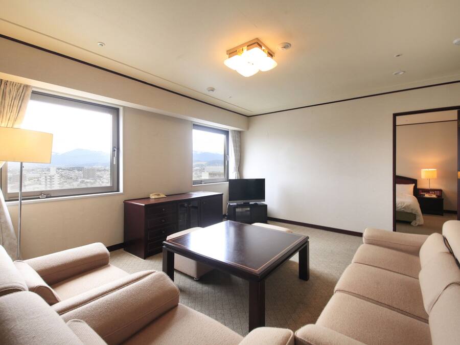 Een bureau, verduisterende gordijnen, gratis wifi, beddengoed