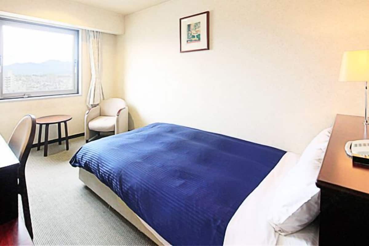 Desk, blackout drapes, free WiFi, bed sheets